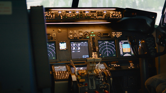 手持设备摄影照片_带仪表板和控制面板的空飞机驾驶舱