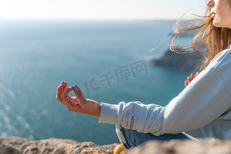 瑜伽、手势和健康的生活方式概念 — 冥想瑜伽女人的手在海上日落背景下展示 gyan mudra