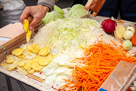 使用卷心菜切碎机切碎的卷心菜用于自制酸菜。