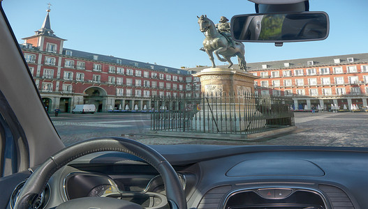 汽车挡风玻璃，可欣赏西班牙马德里马约尔广场的景色