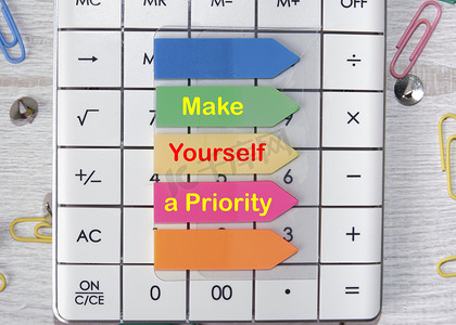 Make Yourself A Priority 文字写在计算器的贴纸上