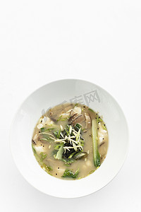 白色背景中带豆腐和蔬菜的传统日本味噌汤