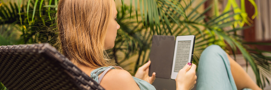 女人在花园的躺椅上看电子书 BANNER, LONG FORMAT