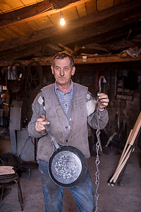 一名铁匠工人展示可供出售的手工产品