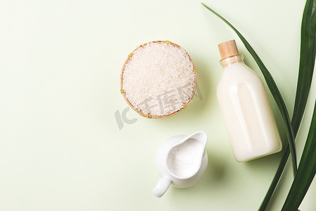 淘米水摄影照片_淘米的水像玻璃瓶里的牛奶和一些糙米