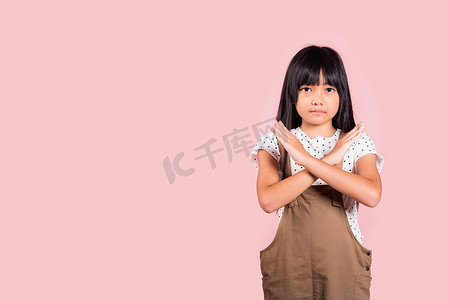 10 岁的亚洲小孩用两只手交叉双臂说没有 X 标志