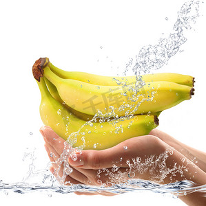 新鲜香蕉掉进水里