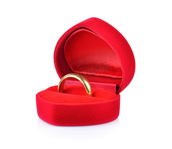 白色背景上的红色盒子和金戒指