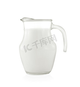 牛奶玻璃壶摄影照片_白色背景上的玻璃壶鲜牛奶