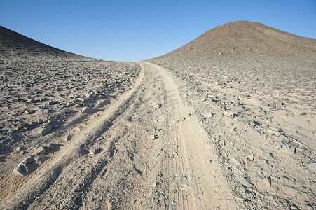车辆穿过干旱的沙漠