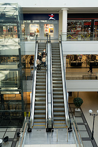 在现代购物中心 Triniti 的自动扶梯上查看