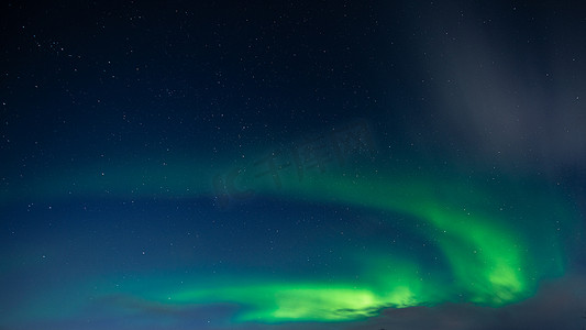 深蓝星空摄影照片_北极光也被称为极光、北极光或极光，出现在寒冷的夜晚，在深黑色的星空上空。