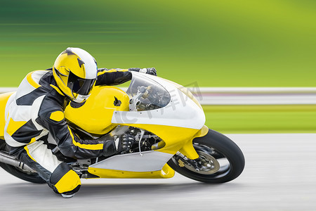 摩托车练习倾斜到轨道上的快速弯道
