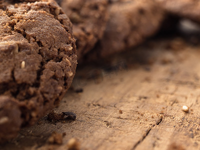 巧克力燕麦饼干洒在木板上
