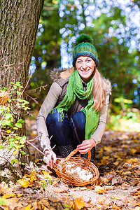 森林里提着装满香菇的篮子的女人