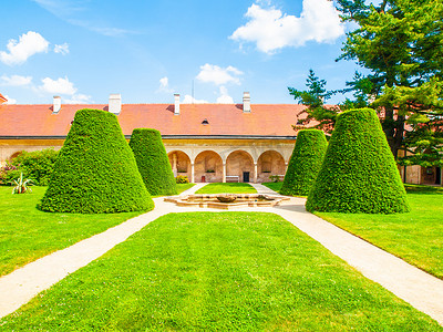 文艺复兴时期的内部城堡花园，在阳光明媚的夏日拥有修剪整齐的草坪和树木。