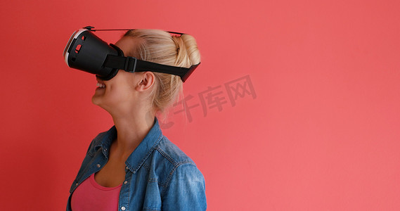 使用虚拟现实 VR 耳机眼镜的年轻女孩