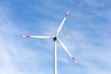 可持续资源摄影照片_背景是蓝天的风车