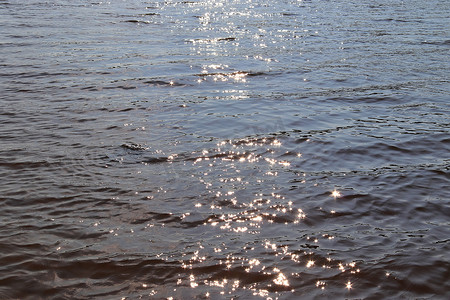 液体流体摄影照片_水面上波纹和波浪的详细特写视图