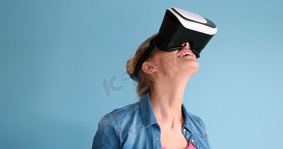使用虚拟现实 VR 耳机眼镜的女性