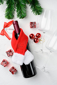 带新年树装饰的圣诞酒，白色石桌背景，顶视图平躺