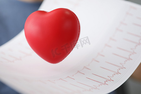 有电图结果的红色塑料心脏，专业诊断
