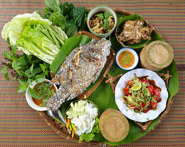 Isan 食物很美味，泰国食物，顶视图，暖色调