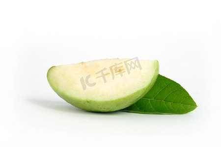 绿色水晶番石榴生果和切片，叶子隔离在白色背景上