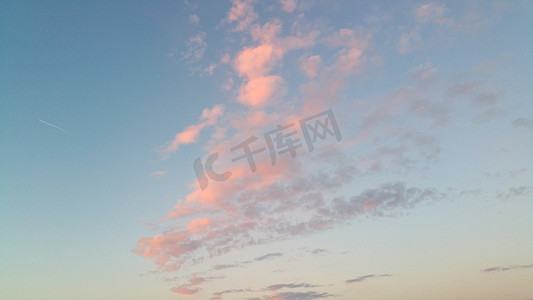 夕阳下的轻空气粉红色云朵