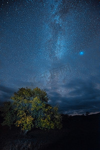 蓝色星空摄影照片_夜晚星空