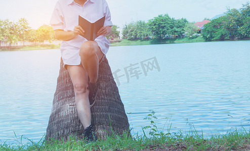 读书的女人享受休息。