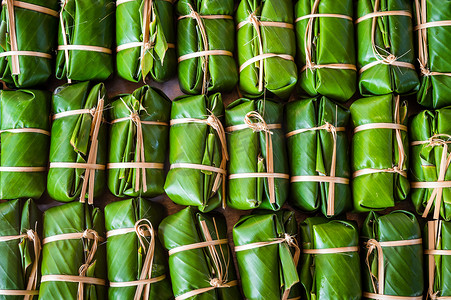 Khao Tom Mad 的绿色背景，泰国文化的甜点食品