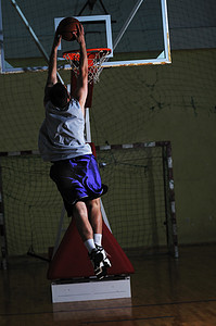 篮球场工程摄影照片_体育馆的篮球运动员