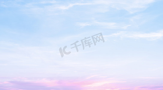 日落戏剧性的蓝天粉红云彩背景