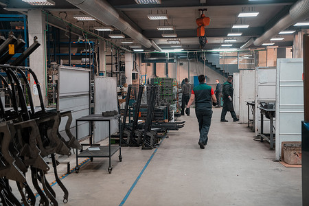机械工程设备和机器制造的现代工业工厂生产大厅