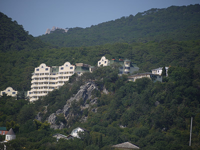 以绿色落基山脉和无边蓝天为背景的大型酒店