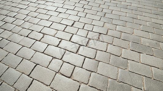 路是用石砖砌成的。