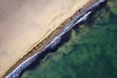 从无人机拍摄的美丽海景和绿松石水的空中照片，带有用于广告短信或促销内容的复制空间。