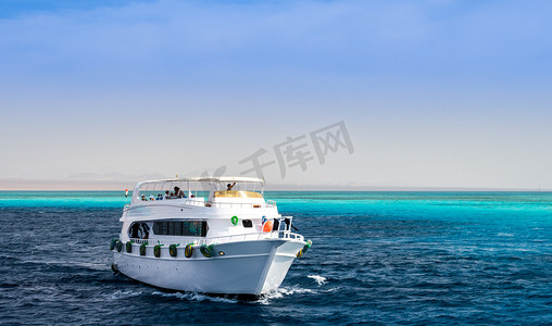 白色游船摄影照片_红海沙姆沙伊赫蓝色海水中的大型白色游船
