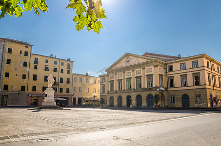 吉利ogo摄影照片_中世纪小镇卢卡历史中心 Piazza del Giglio 广场上的 Teatro del Giglio 剧院大楼和纪念碑