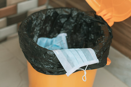 Covid-19、2019-nCov 或冠状病毒建议在使用后将医用口罩正确丢弃或丢弃到封闭式垃圾箱或垃圾桶中 — 概念表明要进行卫生实践。