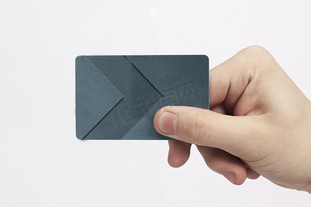 手持空白信用卡。塑料银行卡设计模型