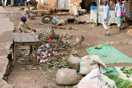 摊位摄影照片_2019年7月28日，马达加斯加拉诺马法纳 — 与当地人一起销售摊位