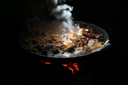 内脏鸡汤在大煎锅上煮沸，老式厨房里散发着食物的味道