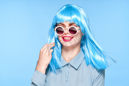 戴着太阳镜的开朗女人蓝色假发魅力模型