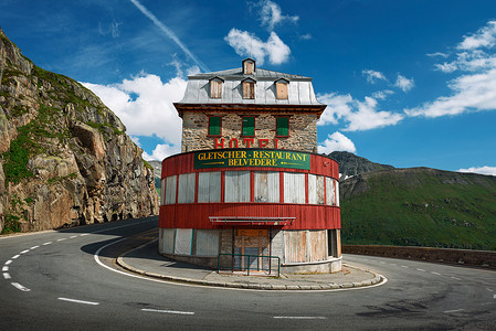 位于瑞士富尔卡山口罗纳冰川附近的封闭山区酒店