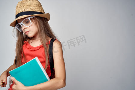 小女孩戴帽子女学生学习教育红色T恤