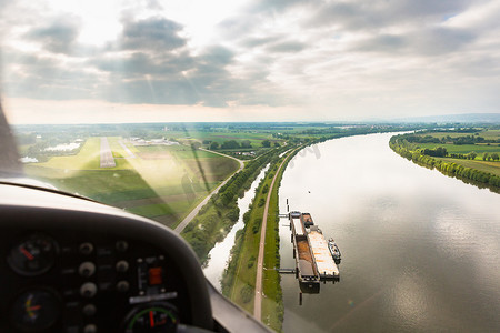 从一架飞行运动飞机俯瞰河流景观