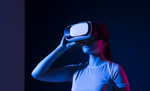 女性开发人员、设计师建筑师使用 VR 耳机设计新产品或使用 VR 技术的技术。