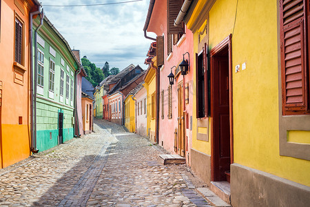 石头铺成的老街道上有来自锡吉什瓦拉堡的彩色房屋